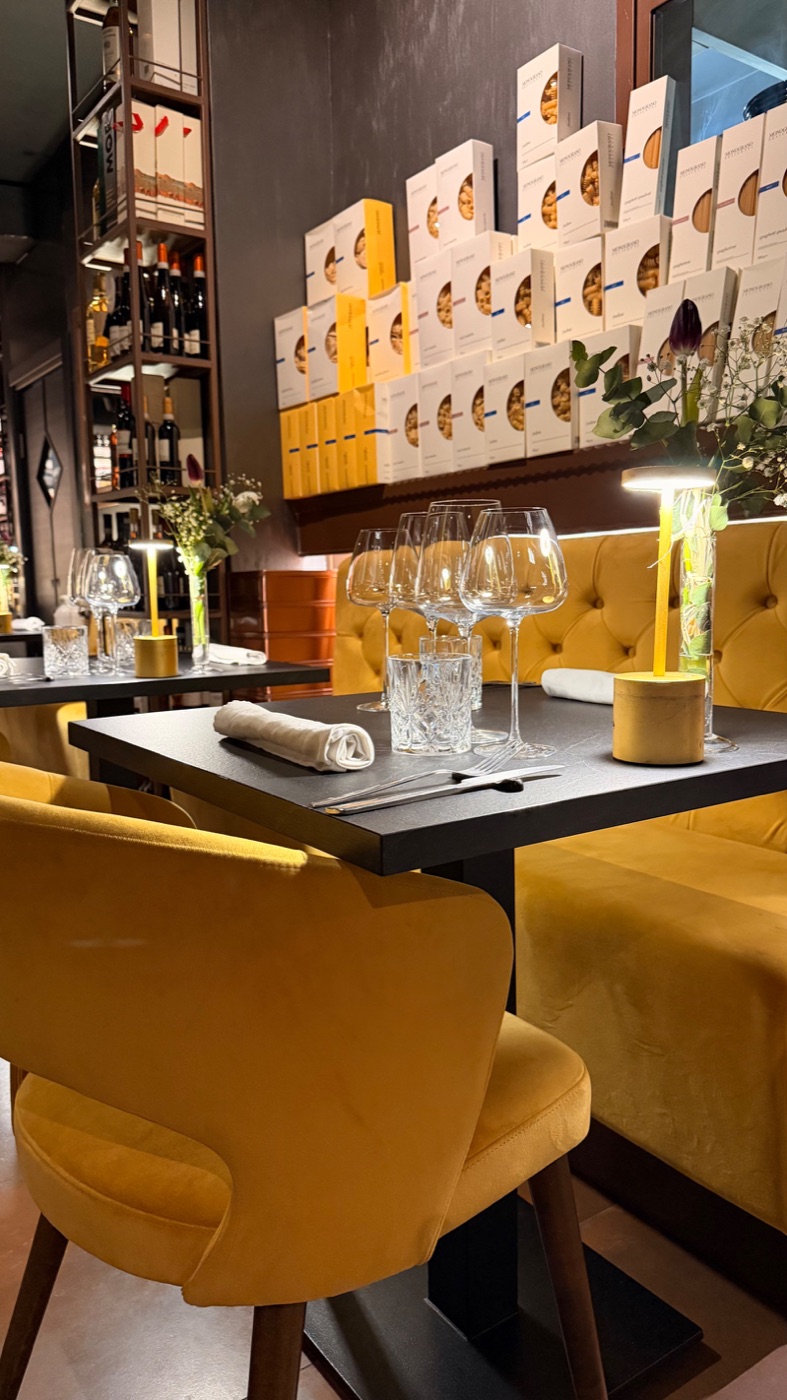 Poltrone gialle · tavolo 3